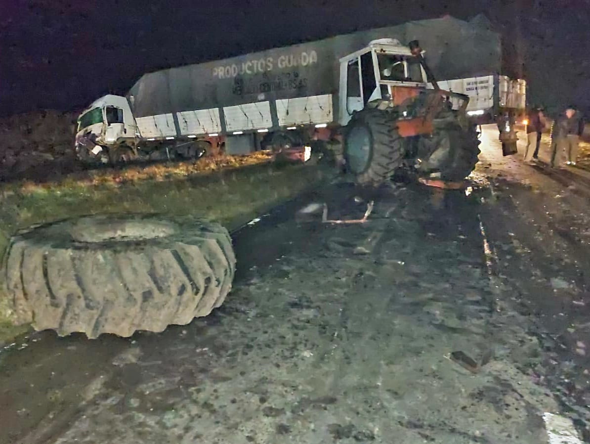 Impactante choque entre un camión y un tractor sobre ruta 12